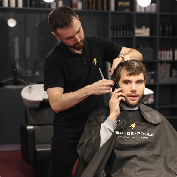 Męska fryzura z płynnym przejściem boków i naturalnie ułożoną górą po strzyżeniu w Warszawie