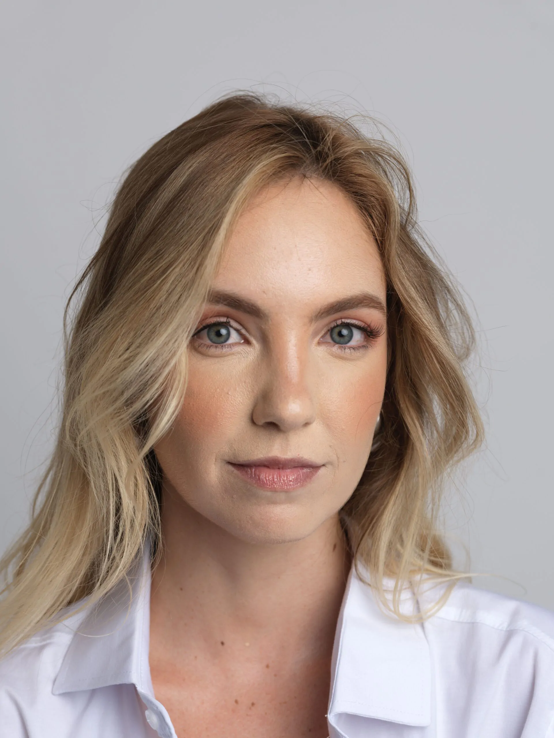 Casual day-look makeup with neutral eyeshadow and a subtle lip