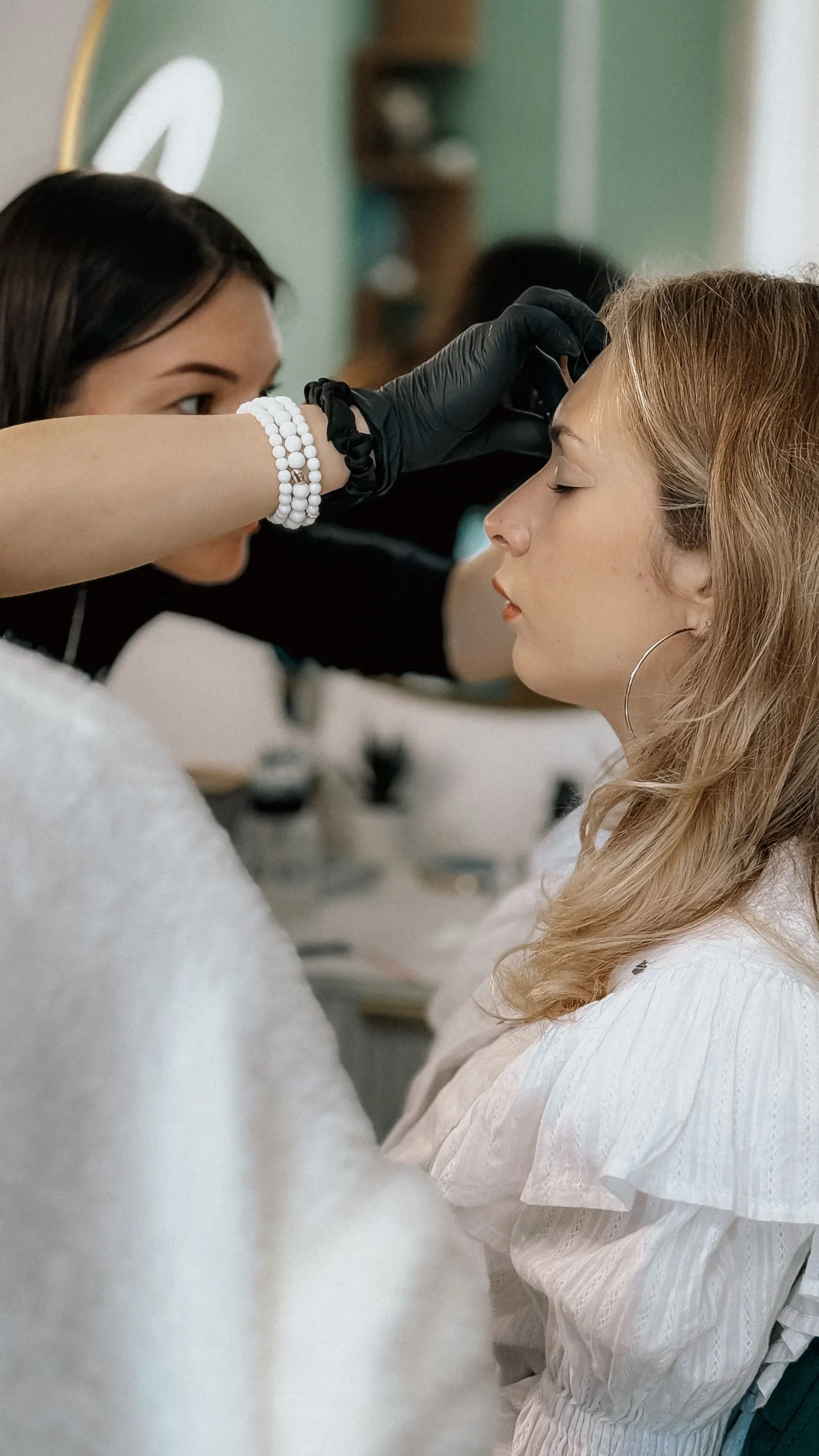 Farbowanie brwi henną w salonie kosmetycznym