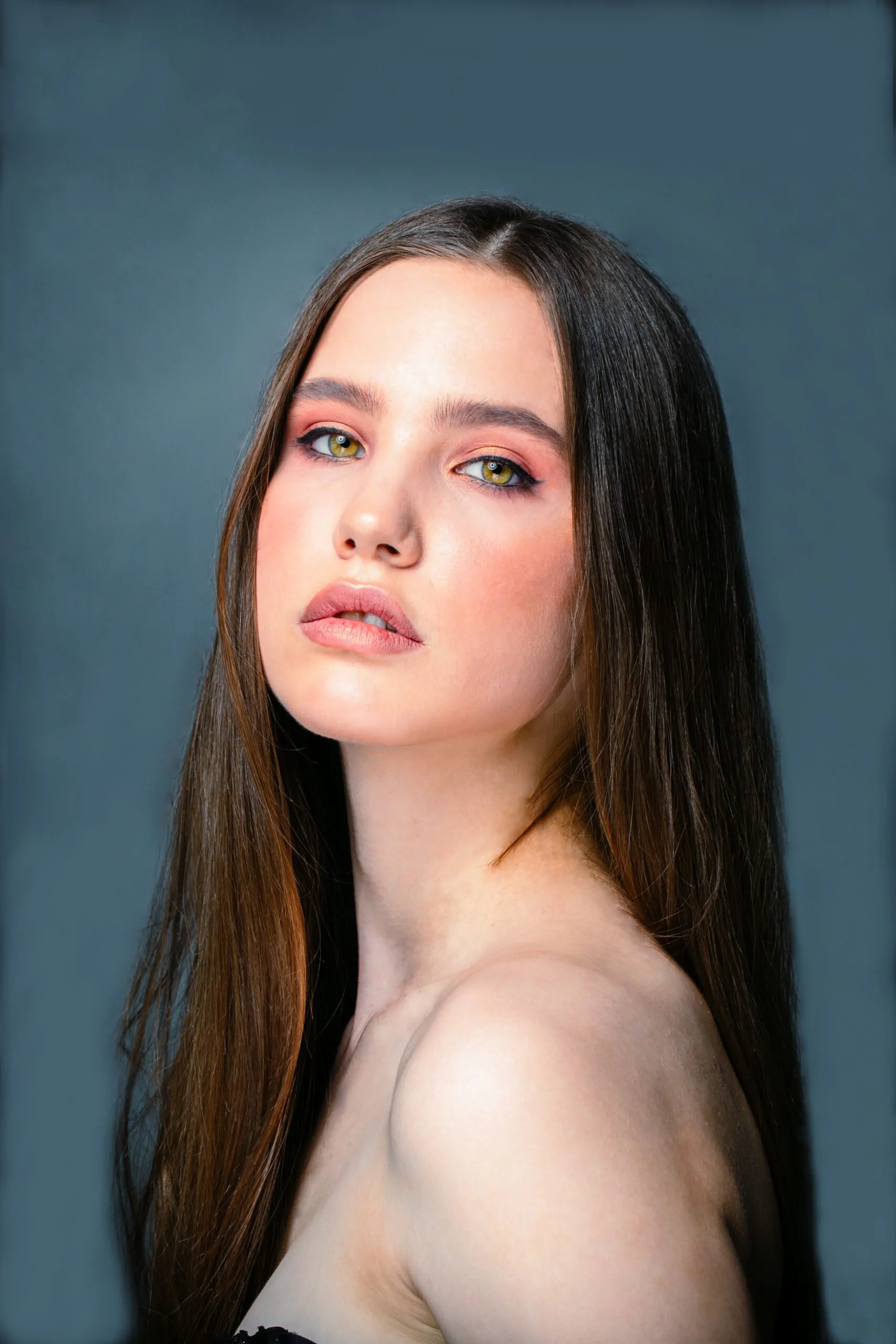 Everyday makeup style featuring minimal contour and fresh skin