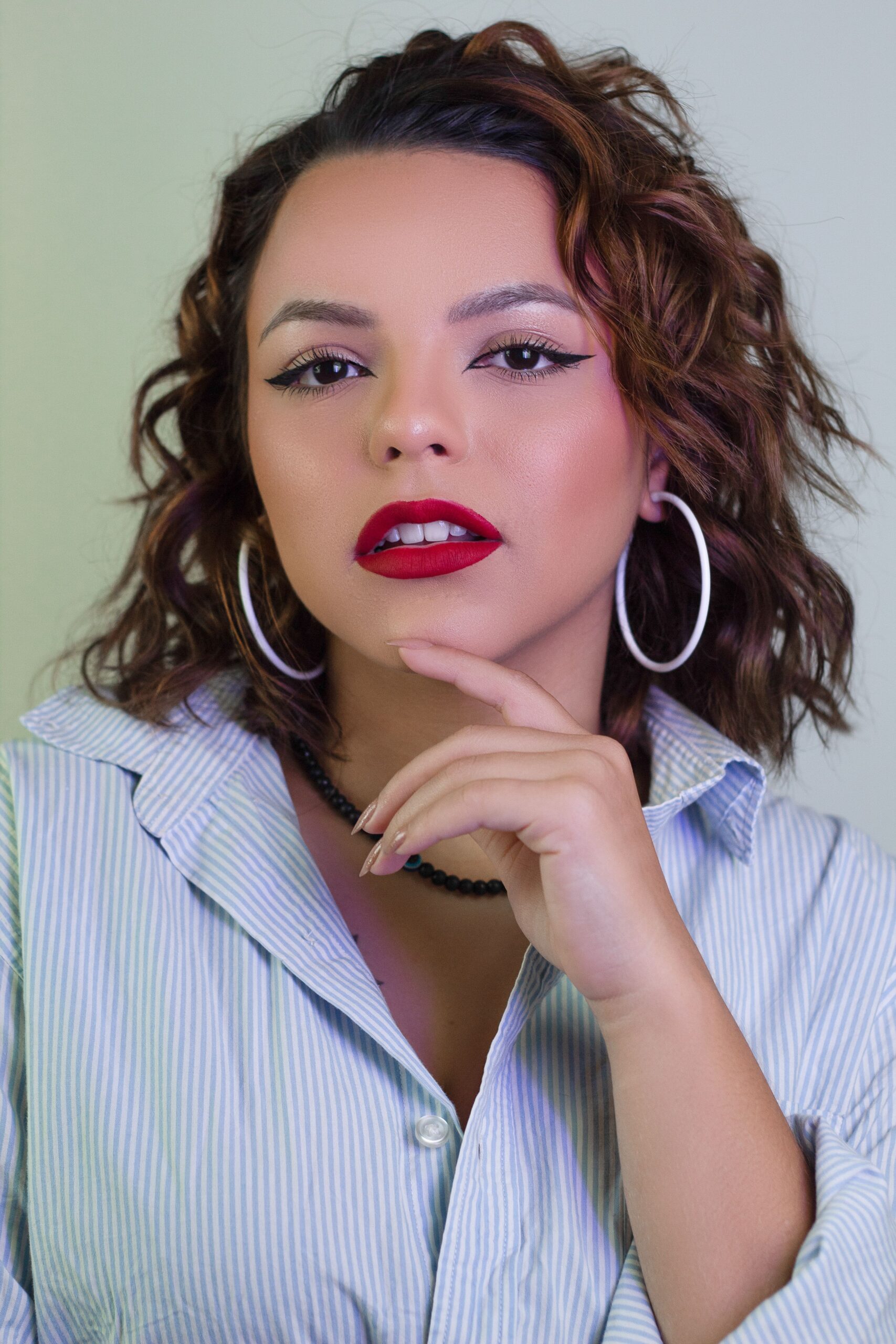 Expert makeup finish designed for a polished, camera-ready appearance