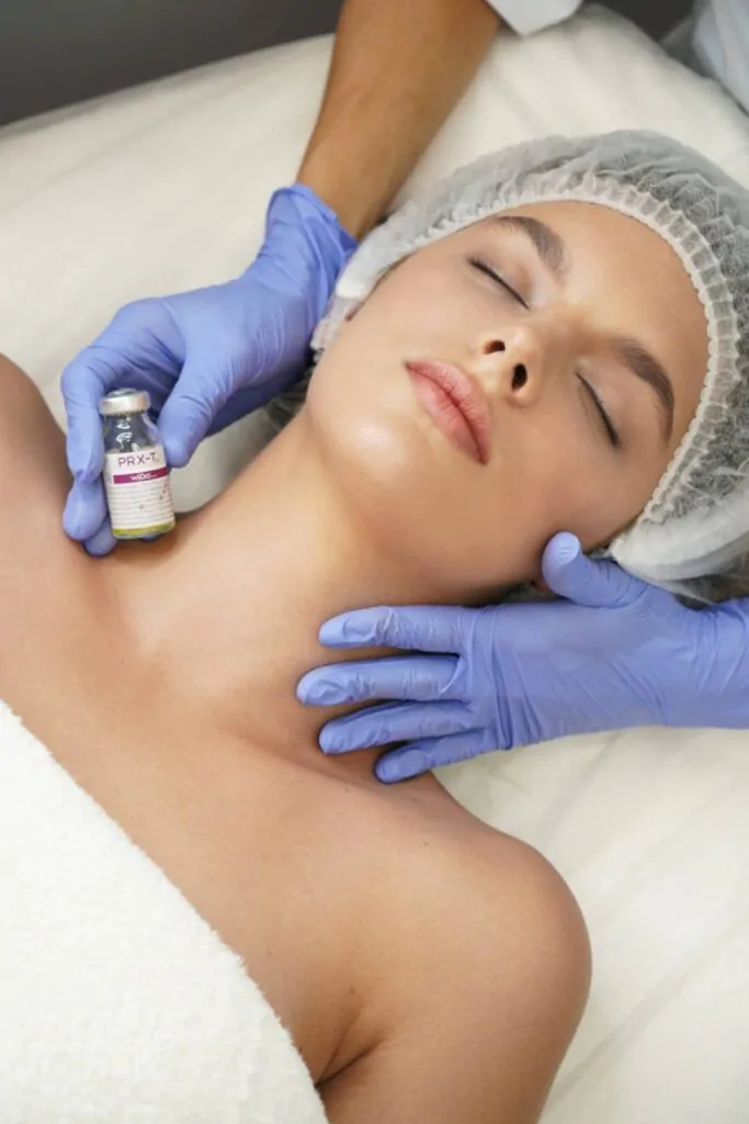 Peeling twarzy wykonywany w salonie kosmetycznym