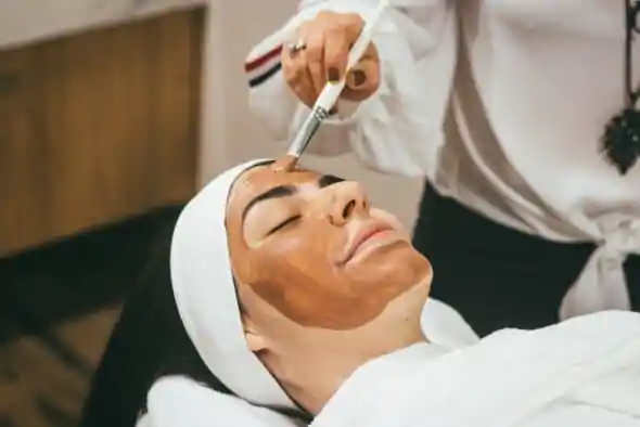 Peeling azelainowy wykonywany na skórę twarzy