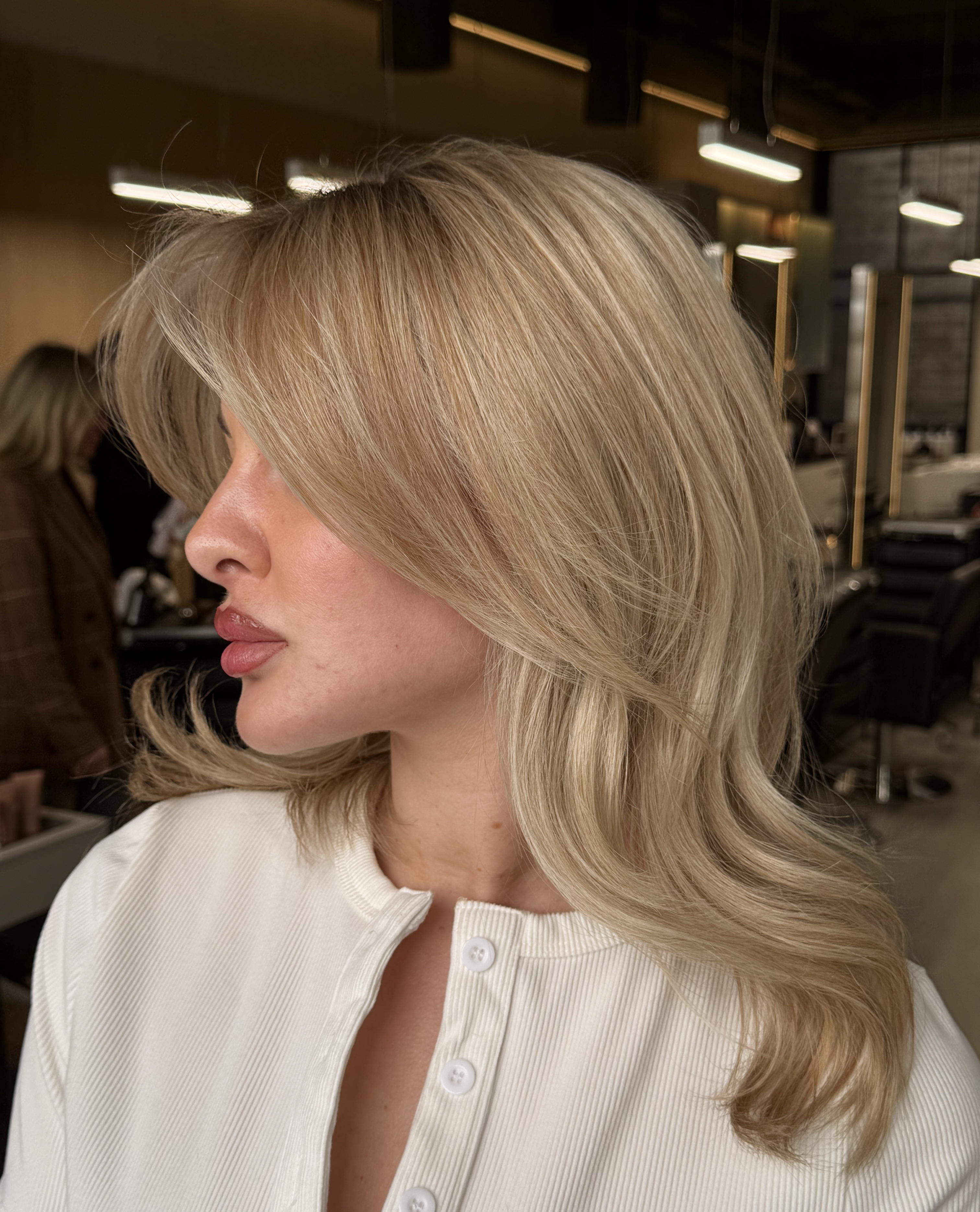 Efekt AirTouch na blond włosach z miękkim przejściem koloru
