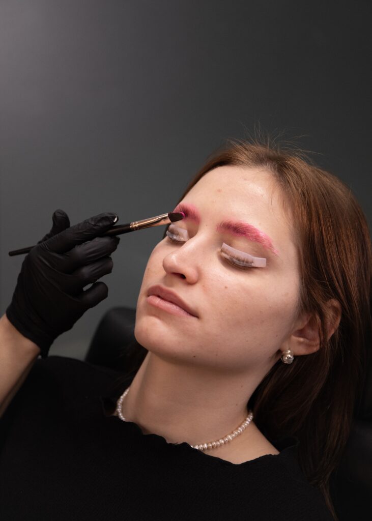 Farbowanie brwi w salonie kosmetycznym