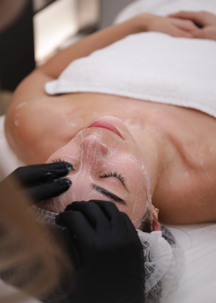 Oczyszczanie skóry twarzy przed zabiegiem