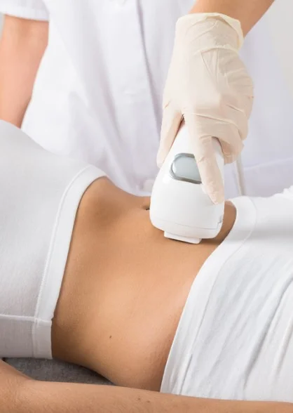 Depilacja laserowa bikini podczas profesjonalnego zabiegu